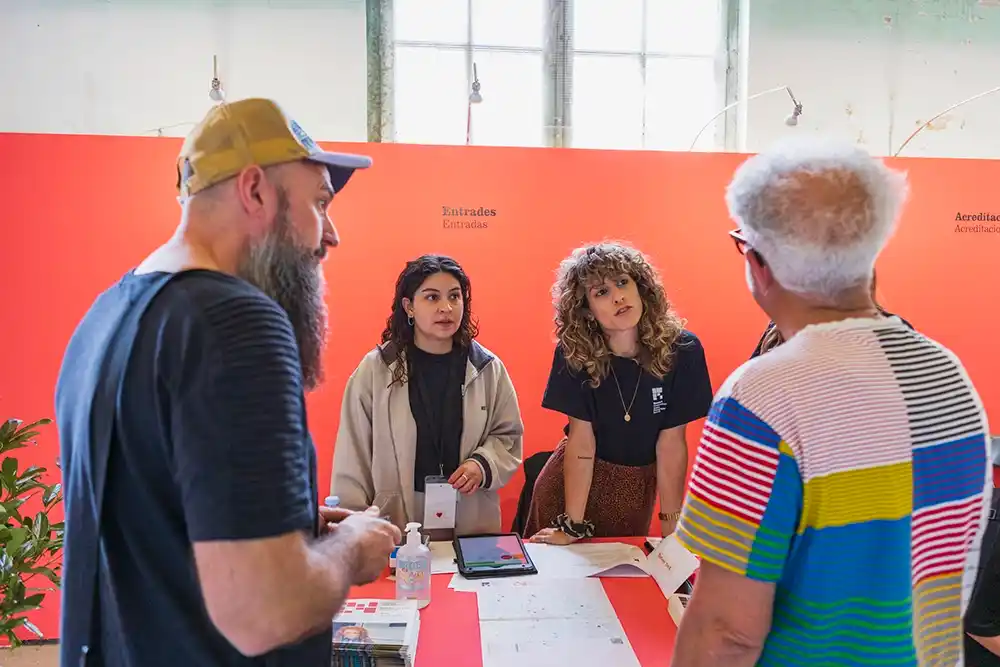 3-voluntaris2024 - Revela't 2026 Voluntaries atenent al public