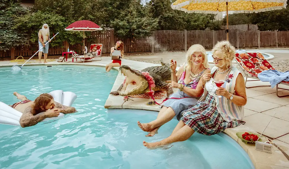 foto de personas en la piscina