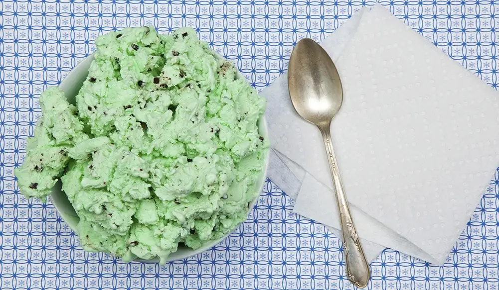 plato de helado y cuchara