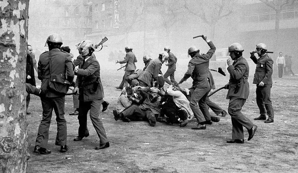 foto en blanco y negro de personas luchando
