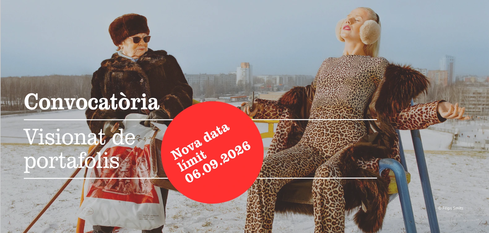 Foto de © Filips Smits - Revela't 2026 Banner: two glamorous women in fur and leopard print on a snowy playground, with white title text and a red circle reading 'NOVA DATA LIMIT 06.09.2026'